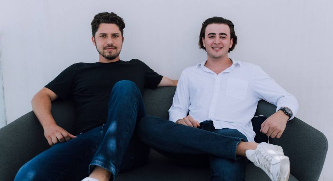 Two young men, founders of Fanfix, sitting on a couch.